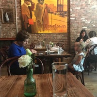 9/15/2017 tarihinde Emily W.ziyaretçi tarafından Iris Cafe'de çekilen fotoğraf