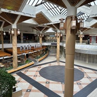 Foto diambil di Stratford Square Mall oleh Bruce C. pada 2/7/2024