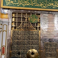 Photo taken at قبر الرسول صلى الله عليه وسلم Tomb of the Prophet (peace be upon him) by Hussain A. on 4/18/2023