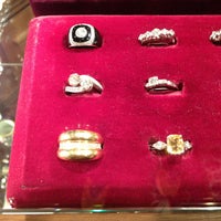 Foto scattata a Binenbaum Antiques &amp;amp; Jewelry da Ef R. il 12/22/2012
