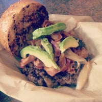 Das Foto wurde bei Mark&amp;#39;s Gourmet Burgers von Mickey M. am 8/14/2013 aufgenommen