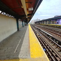 Photo taken at MTA Subway - Flushing Ave (J/M) by Curtis R. on 5/23/2018