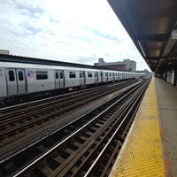 Photo taken at MTA Subway - Flushing Ave (J/M) by Curtis R. on 5/23/2018