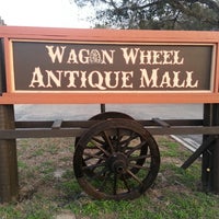 Das Foto wurde bei Wagon Wheel Antique Mall von George S. am 7/6/2013 aufgenommen
