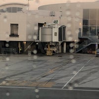 Photo taken at Gate 46B by Niku on 8/3/2018