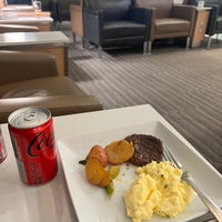 Photo taken at American Airlines Flagship Lounge by Niku on 9/26/2023