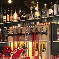 Foto tomada en Anthony&amp;#39;s Bar  por Robin A. el 8/21/2021