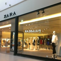 รูปภาพถ่ายที่ Zara โดย сИрёжа У. เมื่อ 3/21/2013