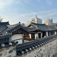 Photo taken at Namsangol Hanok Village by Jennina on 11/4/2023