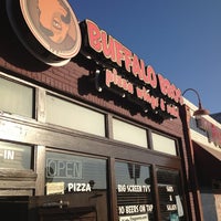 Снимок сделан в Buffalo Bros Pizza Wings &amp;amp; Subs пользователем Jason H. 11/9/2012