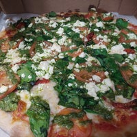 2/11/2023 tarihinde Matthew T.ziyaretçi tarafından Peri Brothers Pizza'de çekilen fotoğraf