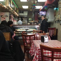 รูปภาพถ่ายที่ John &amp;amp; Joe&amp;#39;s Pizzeria โดย Miya เมื่อ 12/9/2012