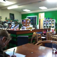 Foto scattata a Organico Cafe, Shop and Bakery da Rountree il 12/19/2012