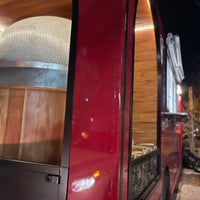 รูปภาพถ่ายที่ Pitruco Mobile Wood-Fired Pizza โดย maurice g. เมื่อ 12/2/2022