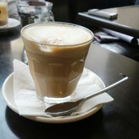 Foto tirada no(a) Eat cafe por Raku H. em 10/8/2012