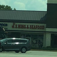 Photo taken at J&amp;#39;s Wings and Seafood by Tré D. on 8/13/2018