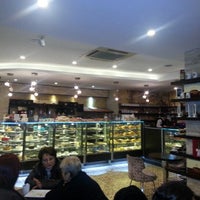 Foto tirada no(a) Bulvar Cafe &amp;amp; Patisserie por Saffet U. em 12/20/2012