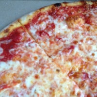 Foto tomada en Ralph&amp;#39;s Pizzeria and Italian Restaurant  por Mark K. el 10/23/2012