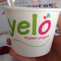 10/6/2013 tarihinde Gloriaziyaretçi tarafından Yelo Frozen Yogurt'de çekilen fotoğraf