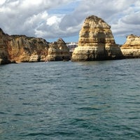 Foto tirada no(a) Marina de Lagos por Oleg A. em 9/26/2012