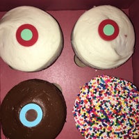 รูปภาพถ่ายที่ Sprinkles Cupcakes โดย Melike เมื่อ 1/31/2016