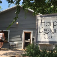 Das Foto wurde bei Harp Design Co. von Sandi am 6/30/2016 aufgenommen