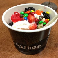 รูปภาพถ่ายที่ yogurtree โดย Madison F. เมื่อ 1/5/2013