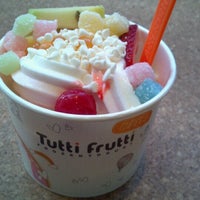 3/26/2013 tarihinde Sarah L.ziyaretçi tarafından Tutti Frutti Frozen Yogurt'de çekilen fotoğraf