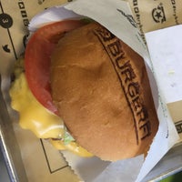 Das Foto wurde bei BurgerFi von Kathy am 6/20/2017 aufgenommen