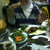 Photo taken at Nasi Uduk &amp;amp; Ayam Goreng MAS MISKUN by Pietoyo L. on 8/1/2013