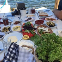 Das Foto wurde bei Denizaltı Cafe &amp;amp; Restaurant von Ulvi Aydın am 9/27/2015 aufgenommen