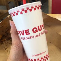 Foto diambil di Five Guys oleh Alice W. pada 6/10/2019