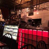 รูปภาพถ่ายที่ Sambuca&amp;#39;s Cafe &amp;amp; Desserts โดย A M. เมื่อ 11/12/2015