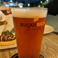 รูปภาพถ่ายที่ Buqui Bichi Brewing โดย David M. เมื่อ 12/13/2021