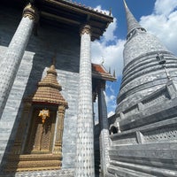Photo taken at Wat Ratchapradit Sathitmahasimaram by Oo on 6/22/2023