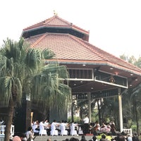 Photo taken at ดนตรีในสวน ศาลาภิรมย์ภักดี สวนลุมพินี by Oo on 2/12/2017