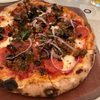 Das Foto wurde bei Pizza 900 Wood Fired Pizzeria von Juan am 3/10/2024 aufgenommen