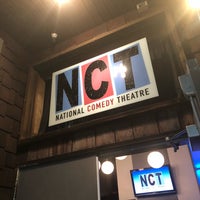 รูปภาพถ่ายที่ National Comedy Theatre โดย Amanda B. เมื่อ 3/17/2018