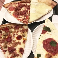 Foto tomada en Famous Amadeus Pizza - Madison Square Garden  por Chev W. el 10/11/2016