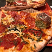Foto tirada no(a) Bleecker Street Pizza por Willie M. em 11/20/2023