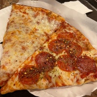 Foto tomada en Gaby&amp;#39;s Pizza  por Kelly el 8/22/2022