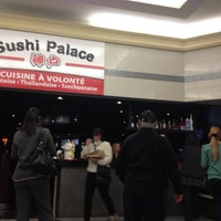 รูปภาพถ่ายที่ Sushi Palace โดย Sophie R. เมื่อ 10/26/2012