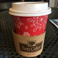 Das Foto wurde bei Peet&amp;#39;s Coffee &amp;amp; Tea von Rosa R. am 11/6/2016 aufgenommen