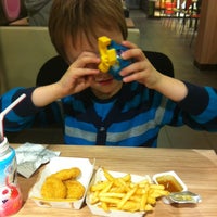 รูปภาพถ่ายที่ McDonald&amp;#39;s โดย Cindy เมื่อ 11/14/2012