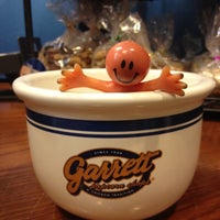 Photo taken at Garrett Popcorn Shops - Merchandise Mart by Naty B. on 4/12/2012