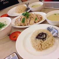 Photo taken at Tian Tian Hainanese Chicken Rice by Ⓐⓖⓐⓣⓗⓐ ❁ on 1/27/2015