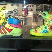Снимок сделан в Uptown Sneaker Boutique пользователем Haylis C. 9/23/2012