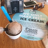รูปภาพถ่ายที่ Brain Freeze Nitrogen Ice Cream &amp; Yogurt Lab โดย Daniela เมื่อ 5/20/2017