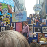 รูปภาพถ่ายที่ 26th Annual Broadway Flea Market &amp;amp; Grand Auction โดย Pam R. เมื่อ 9/21/2014
