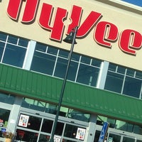 Foto tirada no(a) Hy-Vee por Kenneth R. em 10/27/2013